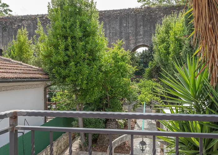Vila Bbhome Domus Aquae Inside Of Appia Antica Park *